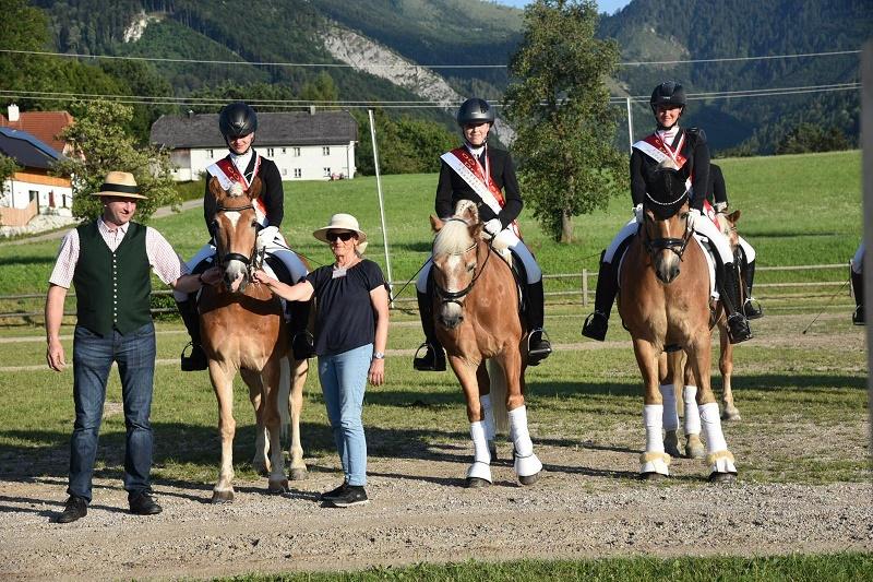 Die neuen Haflinger-Dressur-Meisterinnen mit dem Referenten Harald Hüttner und Richterin Brigitta Keiblinger