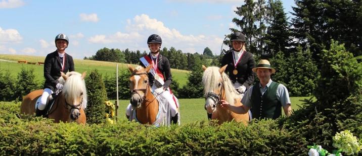 Foto © Marko Ohrlinger Haflinger Vielseitigkeit - Allgemeine Klasse v. l. Melanie Gasser, Tina Wittmann, Stephanie Sternberger OÖ Haflingerreferent Harald Hüttner