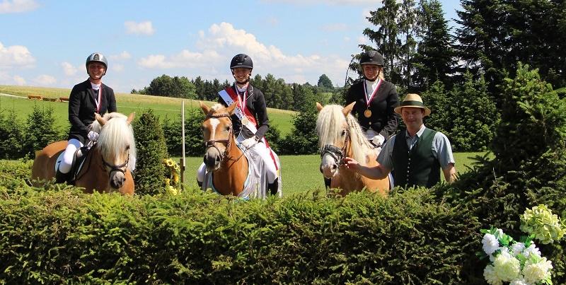 Foto © Marko Ohrlinger Haflinger Vielseitigkeit - Allgemeine Klasse v. l. Melanie Gasser, Tina Wittmann, Stephanie Sternberger OÖ Haflingerreferent Harald Hüttner