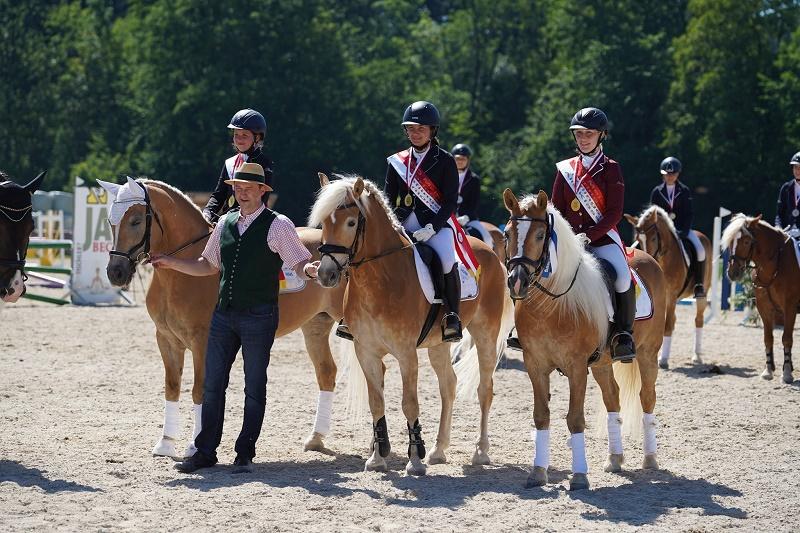 Die 3 neuen OÖ Meisterinnen Haflinger Springen mit dem Referenten Harald Hüttner