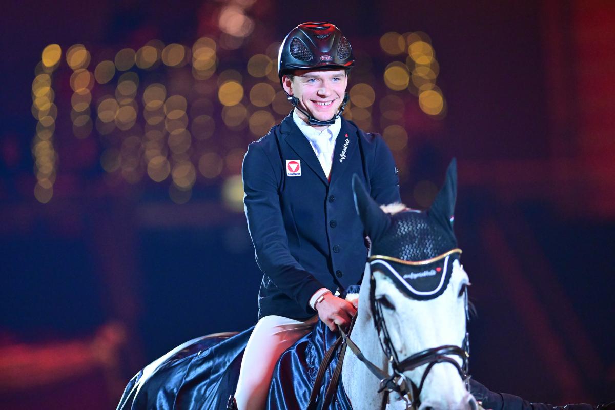 Rieder David Moser wurde im Rahmen der diesjährigen Amadeus Horse Indoors zum Rookie of the year in der Kategorie Springen ausgezeichnet. © Silberpfeil Amadeus Horse Indoors | Daniel Kaiser