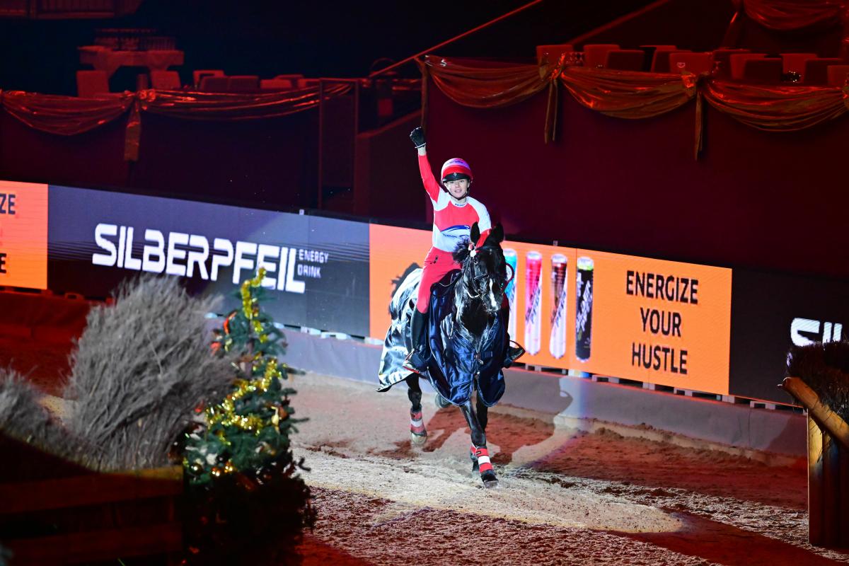 Mit dem einzigen fehlerfreien Ritt im Amadeus Indoor Derby galoppieren Helena Würmer (OÖ) und Innsbruck M zum Sieg. © Silberpfeil Amadeus Horse Indoors | Daniel Kaiser