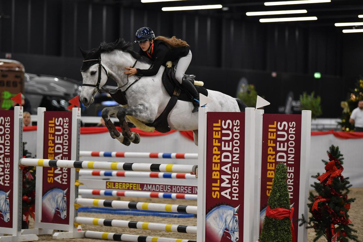 Mit zwei zweiten und einem fünften Platz in der Amadeus Children Tour blickt Anna-Lena Gasperl auf ein sehr erfolgreiches Turnierwochenende zurück. © Silberpfeil Amadeus Horse Indoors | OneKlickFoto