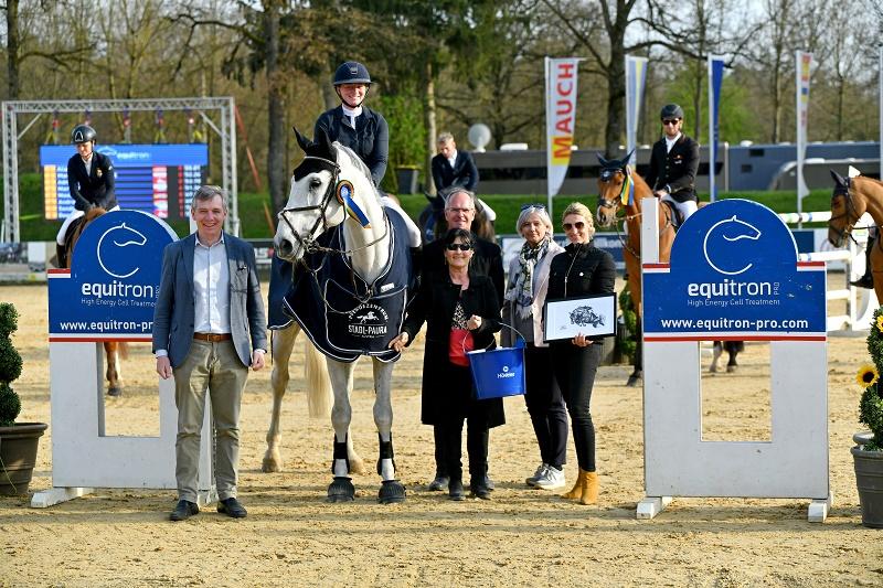 Das Siegerpaar vom Equitron Grand-Prix über 1,45m: Alia Knack und DSP Claus Peter © TEAM myrtill